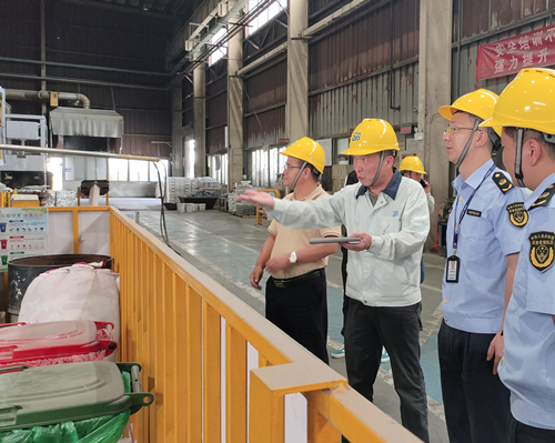 申博体育
应急管理局工作人员入企检查_副本.jpg