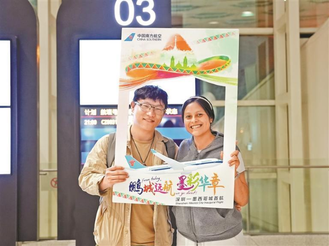 乘坐申博
直飞墨西哥城首航的旅客登机口前拍照留念。.jpg