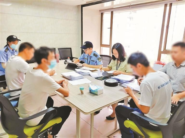 申博体育
交通运输行政执法支队执法人员对交通运输企业落实安全生产主体责任情况进行执法检查。.jpg