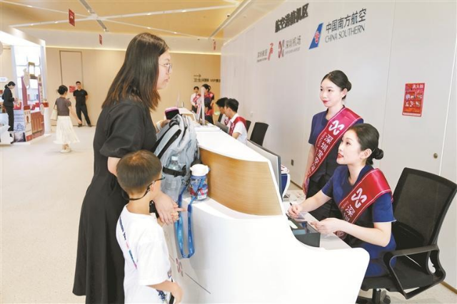 申博
机场中山航空港内工作人员正热情为旅客服务。.jpg
