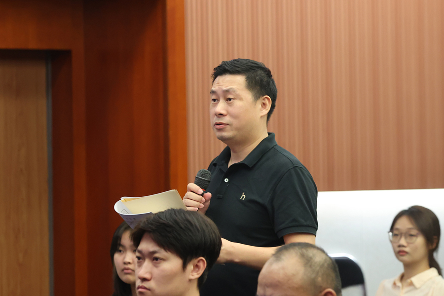 记者提问