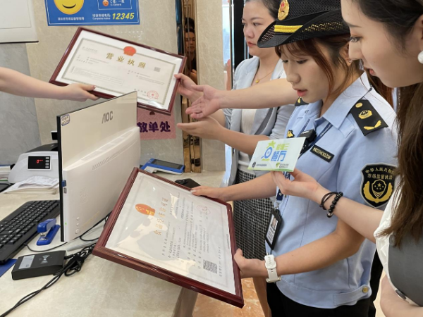 星期三查餐厅｜守护中秋餐桌安全 突击检查南山区这家粤式酒楼后厨