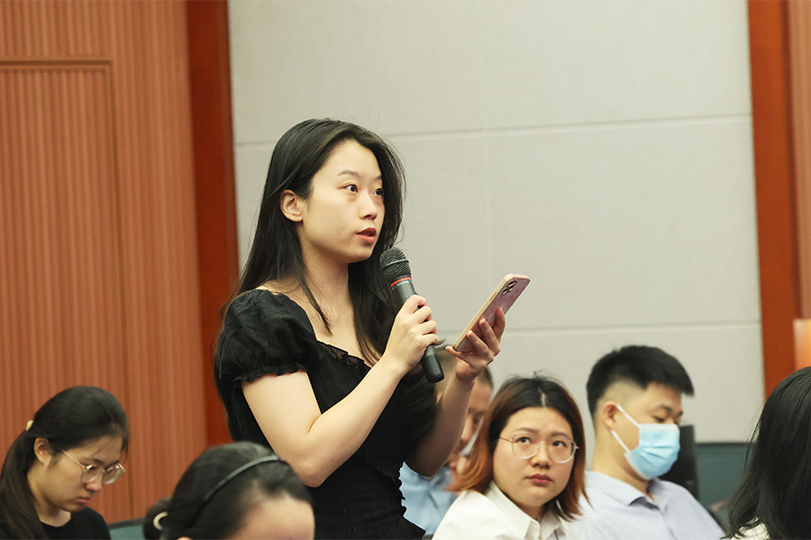 记者提问