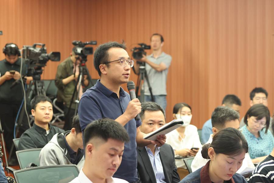 记者提问