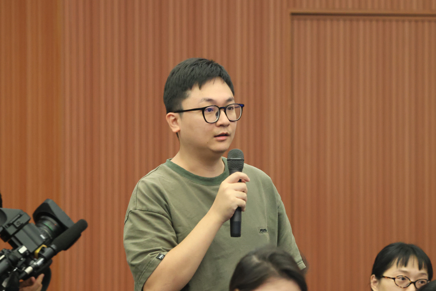 记者提问