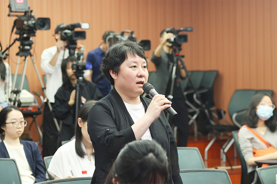 记者提问