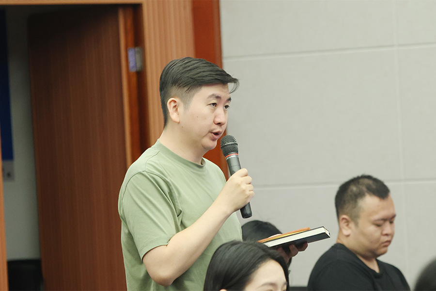 记者提问