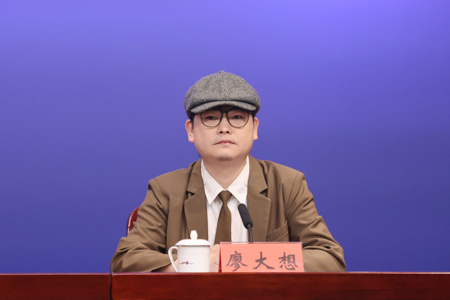 申博
都市民谣乐队“解忧口服液”主唱 廖大想