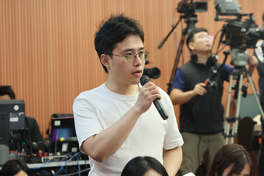 记者提问