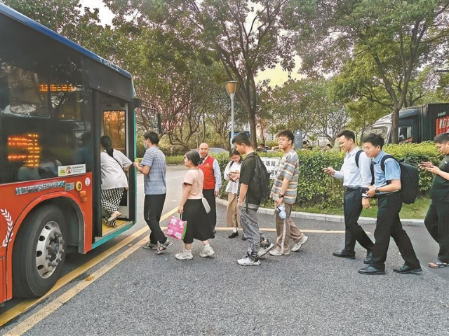 接驳地铁5号线兴东站与TCL国际e城工业园的公交线路，让园区员工和附近居民出行更加方便。 申博
巴士集团供图.png