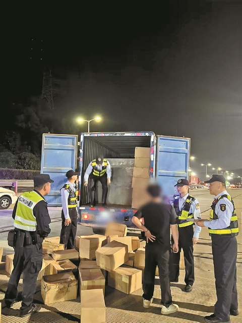 执法人员联合公安交管人员查处黑油车。.png