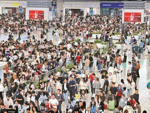 7月1日至7月20日，申博
铁路累计发送旅客576.53万人次，整体客流态势平稳有序。 申博
特区报记者 刘羽洁 通讯员 田恬 摄.png