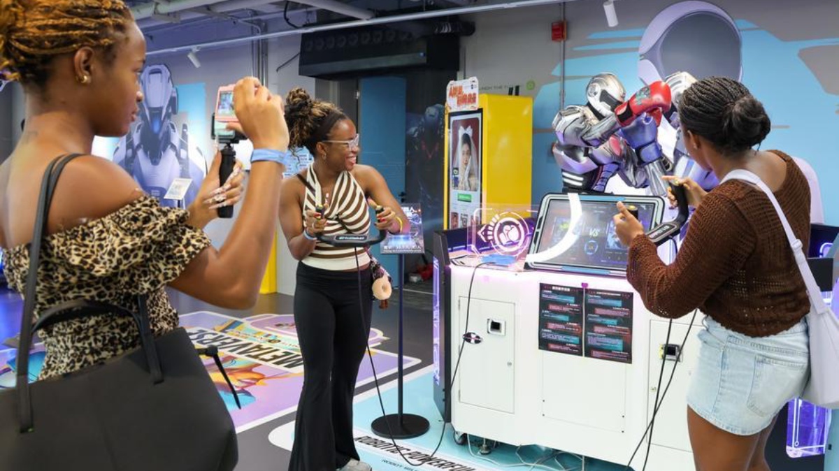 Foreign tourists experience China's sci-tech achievements in Shenzhen